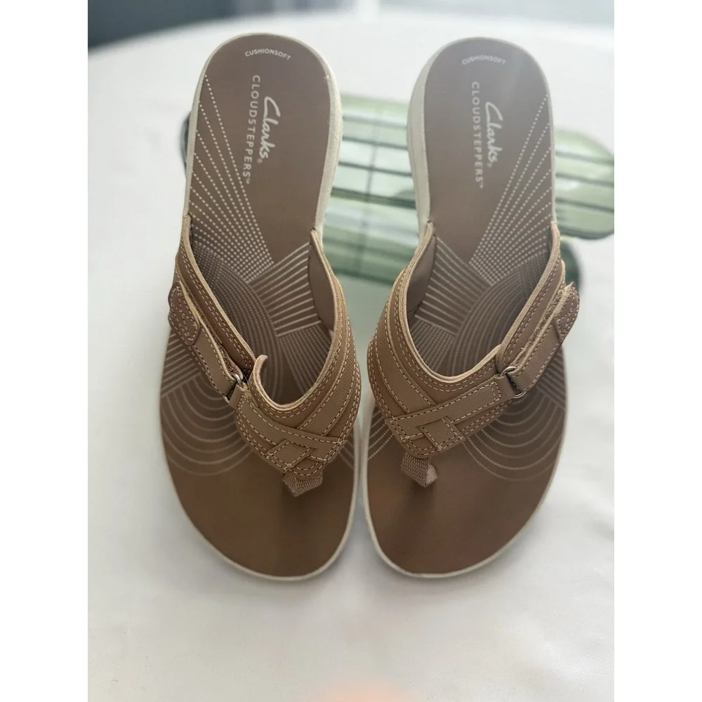 Clarks Cloudsteppers In A Size 6.5 Women's Slide with Adjustable Strap Tan Beige